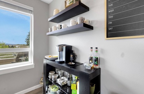 Edgewood House | World Cup Basecamp w/Luxe Mtn Views in Edgewood. Close to transit. Sleeps 6-9.