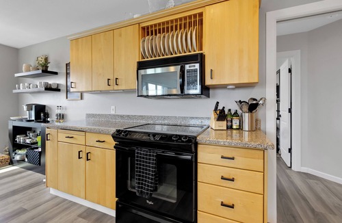 Edgewood House | World Cup Basecamp w/Luxe Mtn Views in Edgewood. Close to transit. Sleeps 6-9.