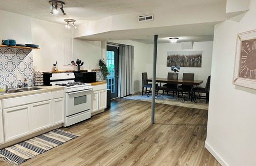 Liberty Apartment | World Cup basement suite near KC-Private Entry