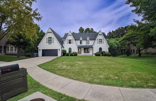 Liberty Apartment | World Cup basement suite near KC-Private Entry
