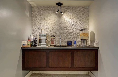 Uptown Apartment | World Cup Hideaway | 2 Poolside Galleria Condos