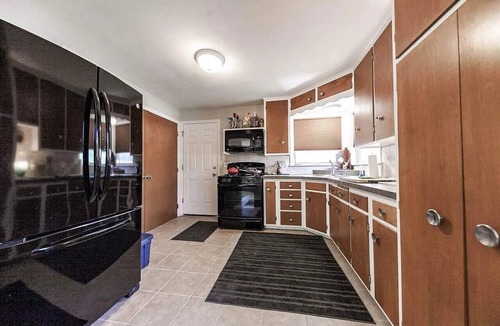 Hillcrest House | World Cup Ready/FIFA Shuttle and KU at Your Door. Large backyard, ample space