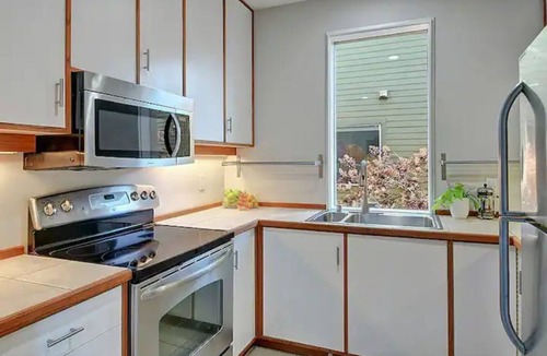 Eastlake Condo | World Cup Spacious Lake View Home — Sleeps 6, 10 Min to Lumen