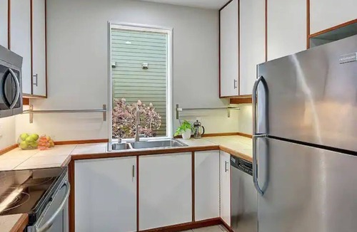 Eastlake Condo | World Cup Spacious Lake View Home — Sleeps 6, 10 Min to Lumen