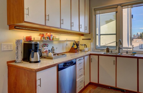 Eastlake Condo | World Cup Stay Spacious Lake Union Home Firepit Deck - 10 Min to Lumen Field