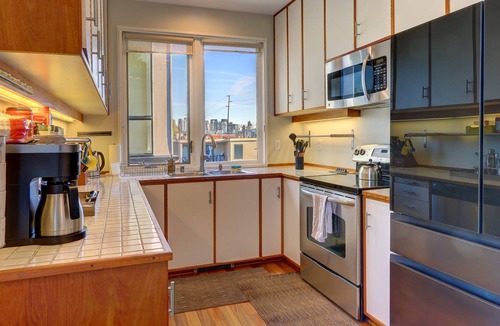 Eastlake Condo | World Cup Stay Spacious Lake Union Home Firepit Deck - 10 Min to Lumen Field