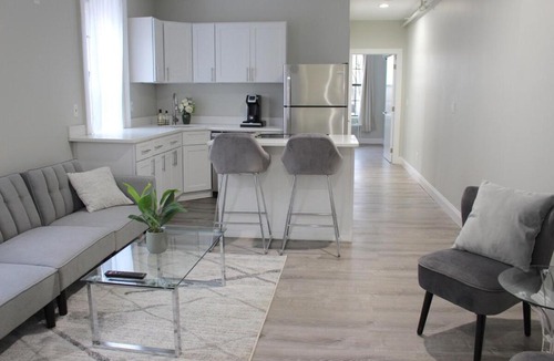 Mansion Area Apartment | WOW Bright Apt PRIME downtown Walk Everywhere