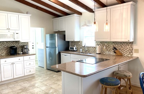 Marathon House | Wow! Deep Water Canal, Swimspa Pool, Kayaks, Walk to Ocean Front Tiki Bar!