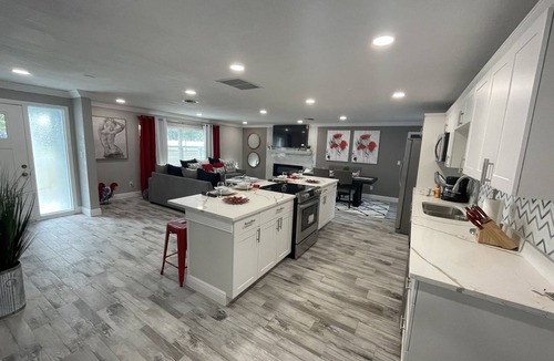 Seminole House | ☀️WOW☀️ UPDATED with HEATED POOL & HOT TUB HOME 5 MIN TO BEACH 3BD 2BA 2 KING BEDS