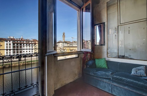 Oltrarno Apartment | WOW! WHAT A VIEW! FACING THE RIVER AND THE OLD BRIDGE!