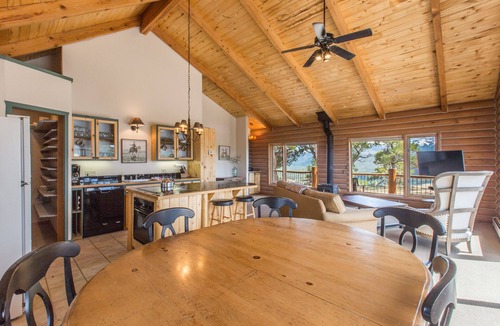 Loghill Village Apartment | Wrap Around Deck | Unmatched Views | Air Conditioning | STR2025-060