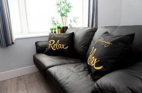 Wrexham Apartment | Wrexham Central Stay Apartment Seven - Sleeps 5