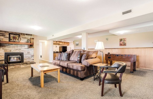 Dundee House | Wrightway Hideaway: A two bedroom guest-suite in the Dundee foothills