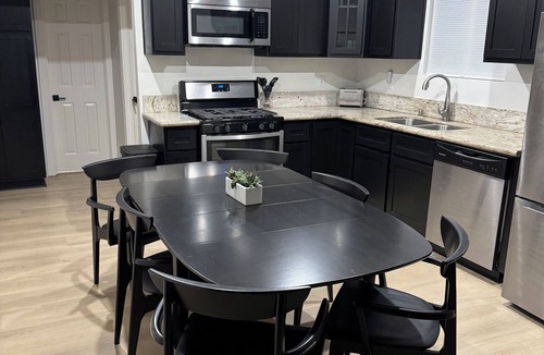 South Wrigley House | Wrigley Spanish Bungalow 3 Bed 5 Min Downtown