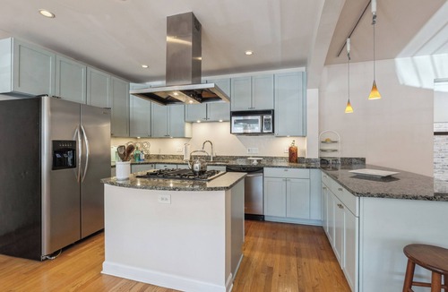 Buena Park Condo | Wrigleyville Home away from Home! 5 mins from downtown! steps from Lake!