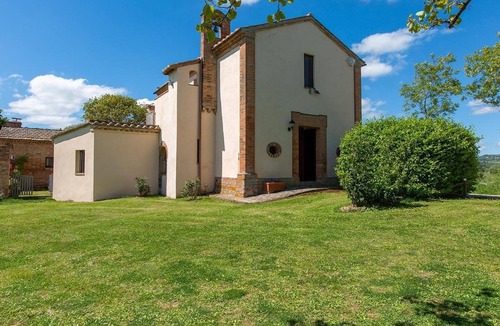 Chiusi Apartment | Wunderschöne Wohnung in Chiusi mit Panoramaterrasse by Interhome
