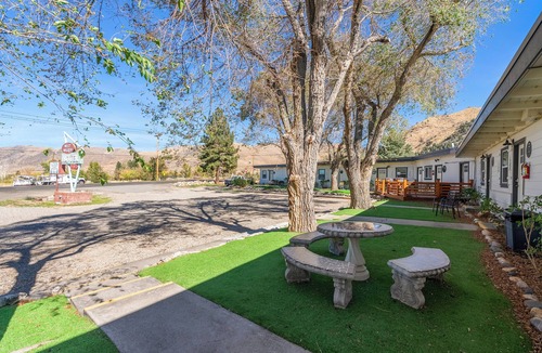 Walker Condo | WWM 4 · 4 E. Sierra's base camp 2 Bed Suite, wifi WWM 4