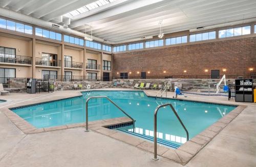 South Loop Hotel | Wyndham Bloomington - Mall of America