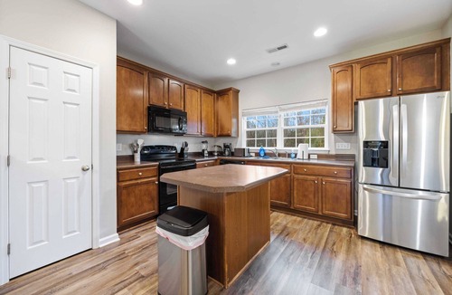 Durham House | Wynter Retreat: Lush Backyard｜Spacious 3B3B｜Garage Access｜Pet-Friendly #41970