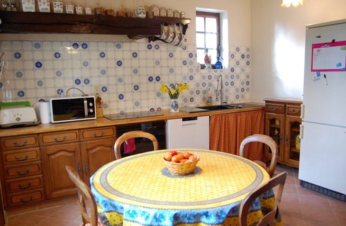 Maigne House | XVIth century farmhouse 30 minutes from Le Mans and the race track.