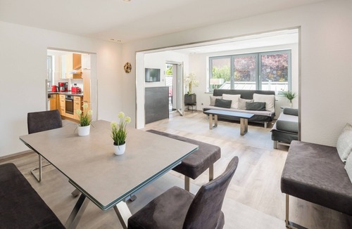 Bensheim Condo | XXL family apartment with loggia-balcony to the garden/4-6P/parking lot. Near bathing lake