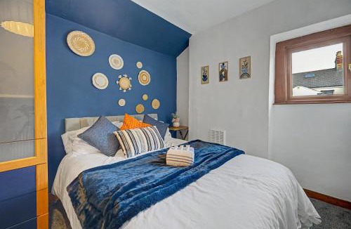 Adamsdown House | Y Ddraig Suite by NextStep Stays, 3 Bed Home - Sleeps 8, Free Parking, Wifi, Central Location