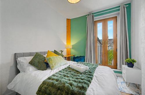 Adamsdown House | Y Ddraig Suite by NextStep Stays, 3 Bed Home - Sleeps 8, Free Parking, Wifi, Central Location