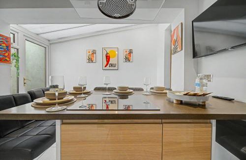 Adamsdown House | Y Ddraig Suite by NextStep Stays, 3 Bed Home - Sleeps 8, Free Parking, Wifi, Central Location