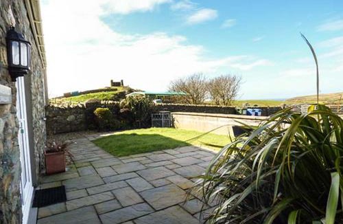 Holyhead House | Y Wennol