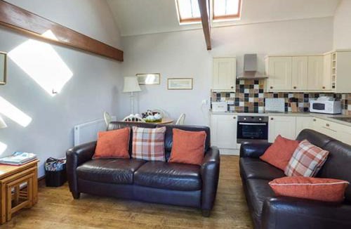 Holyhead House | Y Wennol