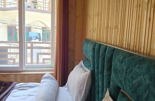 Kharsali Hotel | Yamuna pag pinewood hotel