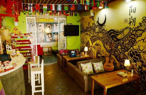 Yangshuo Hostel | Yangshuo How Flowers Hostel & Party Coliving Coworking Nomads
