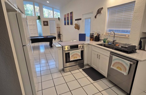 Inglis House | Yankeetown, waterfront, pet friendly, 6 people, floating dock, pool table.