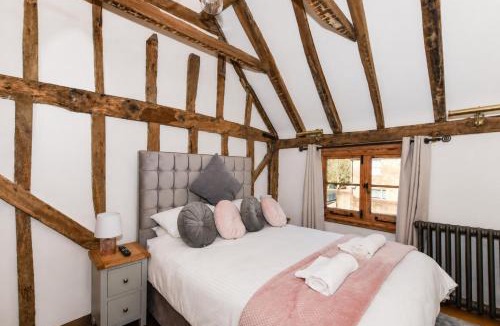 Crawley City Centre House | Ye Olde Cottage