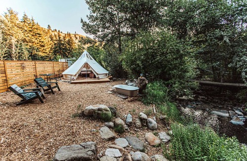 The Dalles Cabin | Year-round glamping retreat on a 50-acre Oregon farm. Hot soaking bathtub 10 ft from flowing creek, heated bed, alpacas, fresh eggs, no road noise, ultimate privacy. 90 min from Portland. No Extra Fees!