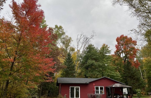 Ironton Cabin | YEAR-ROUND Private, Cozy Lakeside Cabin. Beautiful Views, 2 Boats, Kayak & Canoe