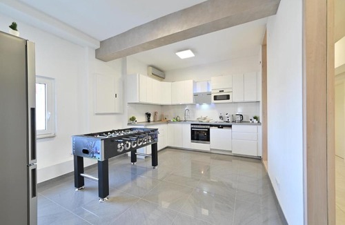 Schafhof Apartment | Yello Homes - Luxus Loft für bis zu 7 Personen nähe Airport & Messe, Tischfußball & Whirlpool
