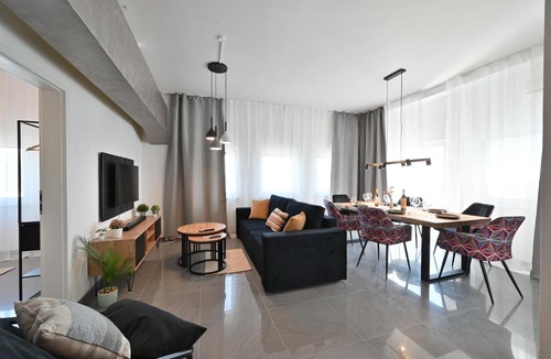 Schafhof Apartment | Yello Homes - Luxus Loft für bis zu 7 Personen nähe Airport & Messe, Tischfußball & Whirlpool