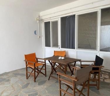 Logaras House | Yellow Beach House
