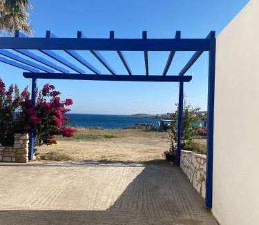 Logaras House | Yellow Beach House