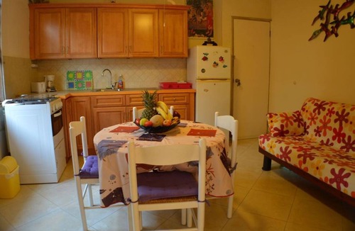 Silver Sands Apartment | Yellow Bird Apartment in Blue Ocean Cottage in Silver Sands
