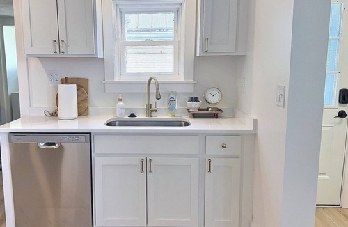 Sandusky House | Yellow House - Downtown & 7 Mins to Cedar Point