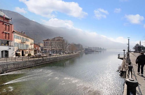 Omegna Apartment | Yellow House