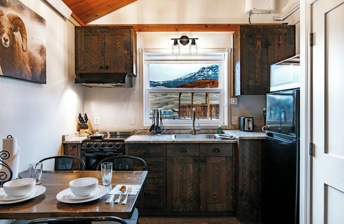 Gardiner Hotel | Yellowstone Riverside Cottages