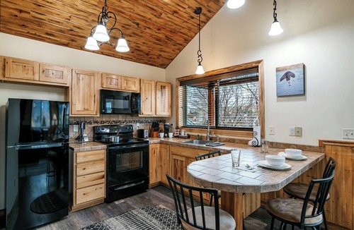 Gardiner Hotel | Yellowstone Riverside Cottages