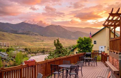 Gardiner Hotel | Yellowstone Riverside Cottages