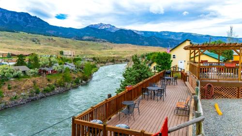 Gardiner Hotel | Yellowstone Riverside Cottages