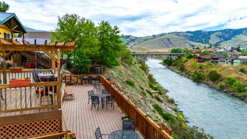 Gardiner Hotel | Yellowstone Riverside Cottages