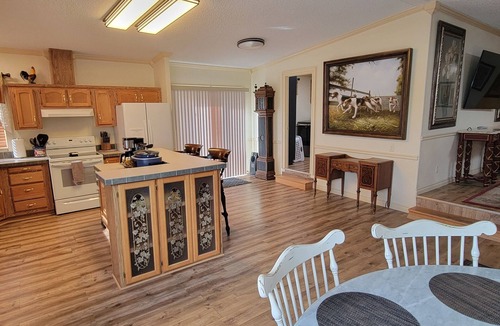 Gardiner House | Yellowstone Riverside 3 Bedrooms 2.5 Bathroom Home with Panoramic Park Views