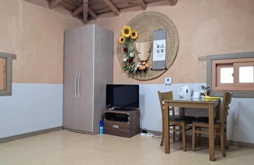 Yeongyang House | Yeongyang Daetigol Red Clay Room